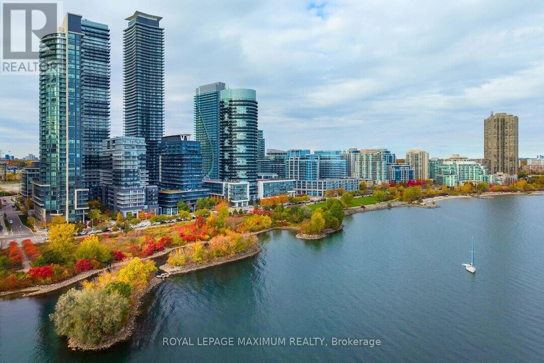 110 Marine Parade Dr in Toronto, ON - Building Photo