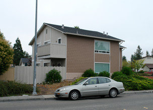 6530 County Club Dr in Rohnert Park, CA - Building Photo - Building Photo