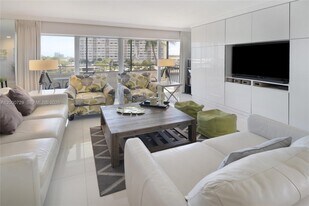 220 Kings Point Dr in Sunny Isles Beach, FL - Building Photo
