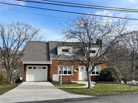 330 Long Dr in Pittsburgh, PA - Building Photo