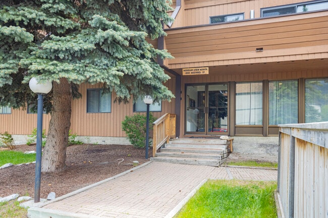 406 Squirrel St in Banff, AB - Building Photo - Building Photo