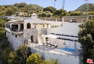 335 Wrigley Rd in Avalon, CA - Building Photo