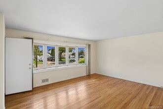 17 Columbia Rd in Hicksville, NY - Building Photo - Building Photo