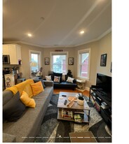 118 Holland St, Unit 3R in Somerville, MA - Building Photo