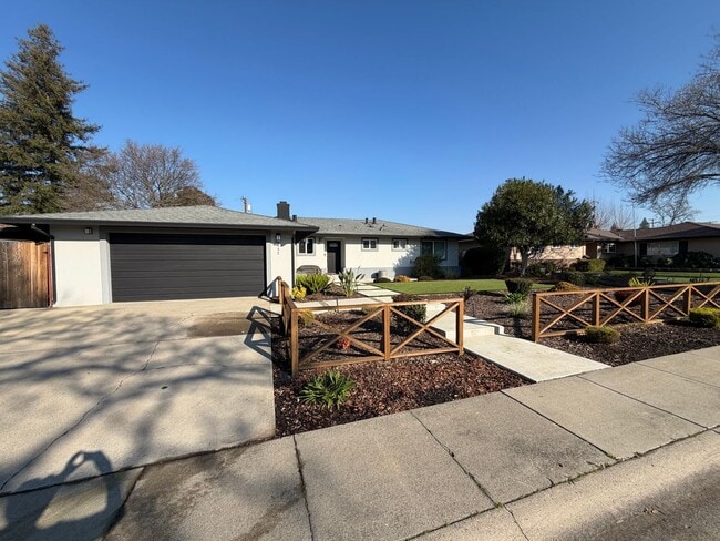 4537 Belcrest Way in Sacramento, CA - Building Photo - Building Photo