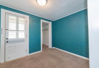 242 S Main St in Eaton Rapids, MI - Foto de edificio - Building Photo