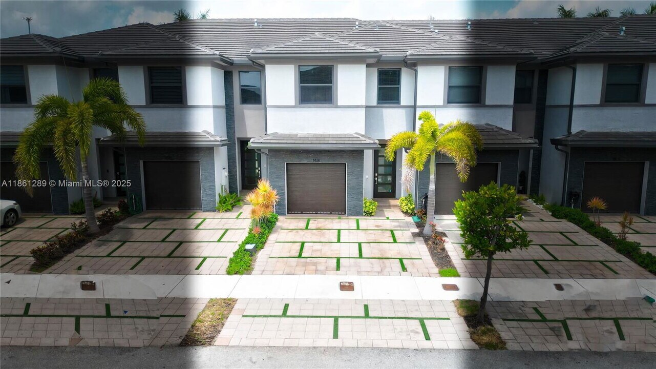 15826 NW 91st Ct in Miami Lakes, FL - Building Photo