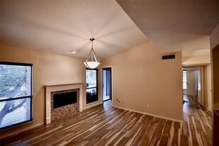 1818 Augusta Dr in Houston, TX - Building Photo