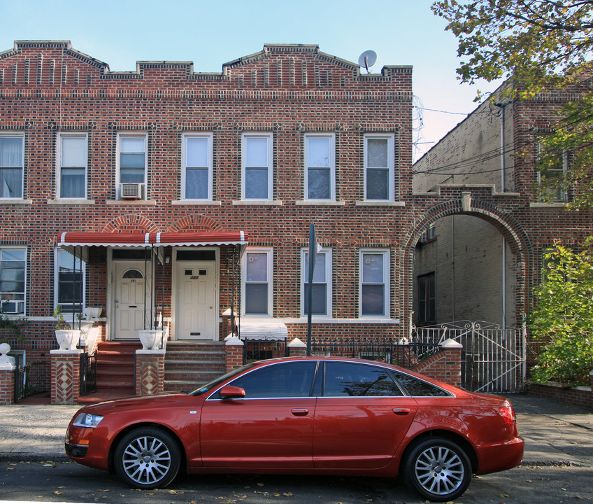 385 E 95th St in Brooklyn, NY - Building Photo