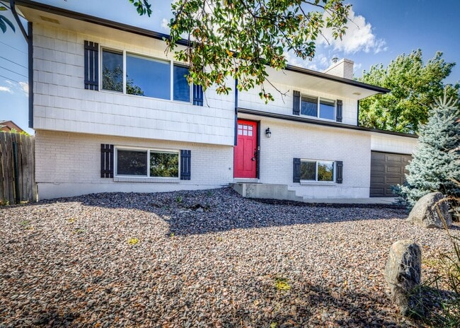 2275 Montebello Dr W in Colorado Springs, CO - Building Photo - Building Photo