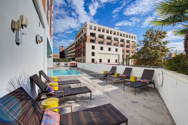 Icon Plaza in Los Angeles, CA - Building Photo - Building Photo