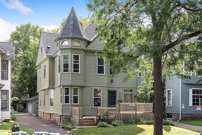 property at 818 7th St SE