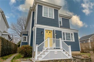 36 Vernon Ave in Newport, RI - Building Photo