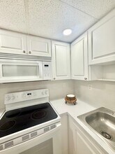 984 W 40th St in Hialeah, FL - Building Photo - Building Photo