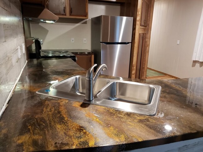 8 Depot Rd in Naples, ID - Foto de edificio - Building Photo