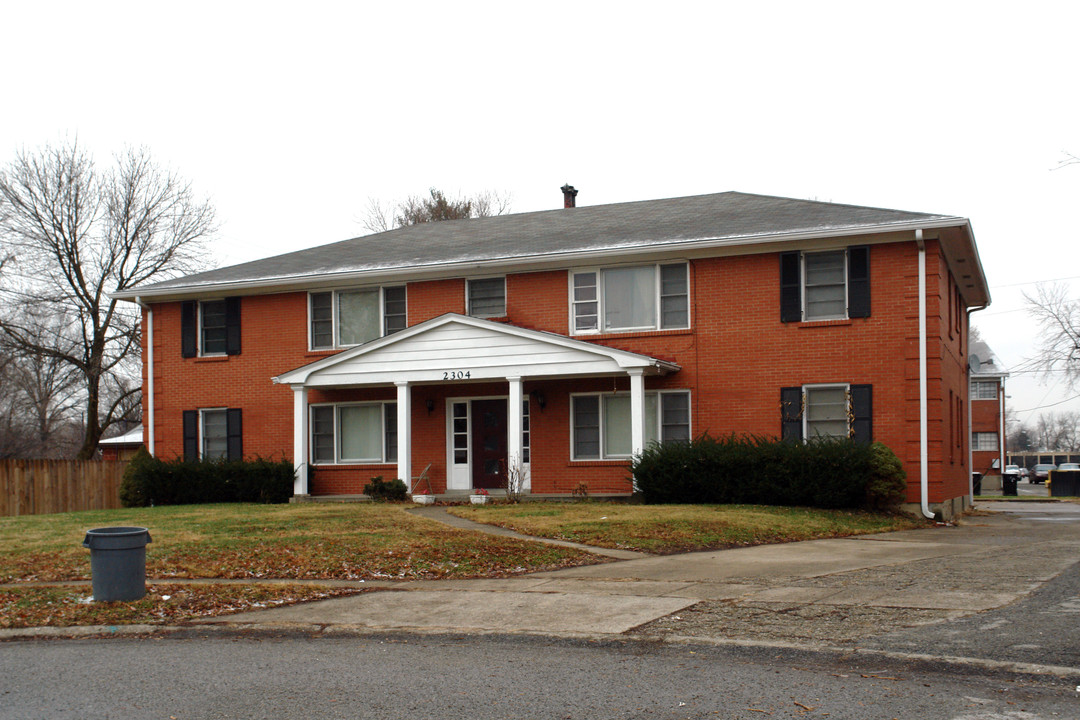 2304 Terrier Ct in Louisville, KY - Building Photo