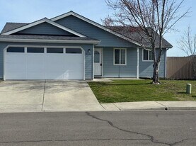 3936 Francine Ct in White City, OR - Building Photo