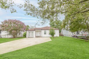 208 17th Ave N in Texas City, TX - Building Photo