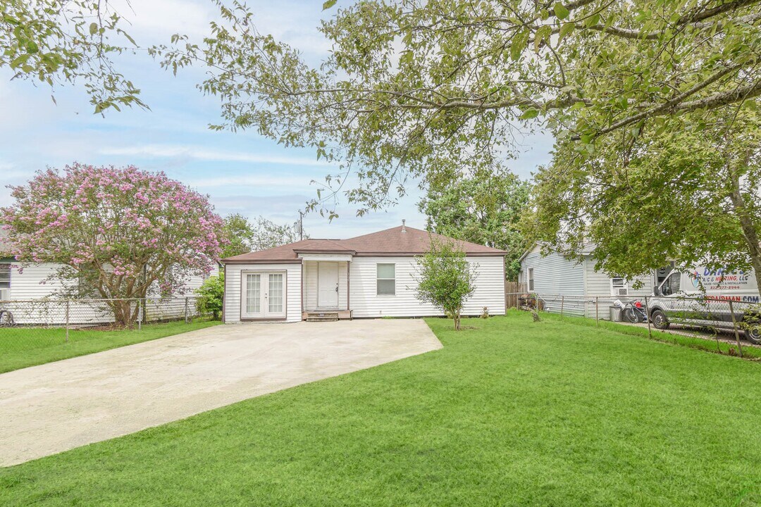 208 17th Ave N in Texas City, TX - Building Photo