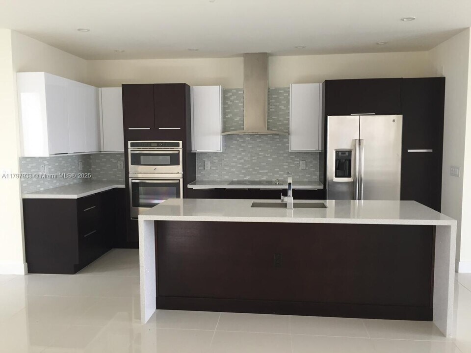 6423 NW 105th Ct in Doral, FL - Building Photo