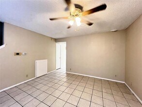 929 W Hickory St in Denton, TX - Foto de edificio - Building Photo