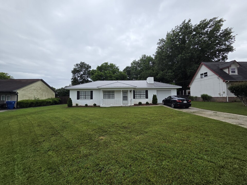 128 Bluegrass Dr in Alabaster, AL - Building Photo