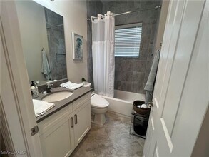 11624 Stonecreek Cir in Ft. Myers, FL - Foto de edificio - Building Photo