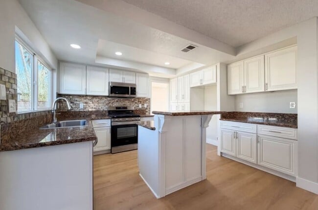 37740 Duffel St in Palmdale, CA - Building Photo - Building Photo