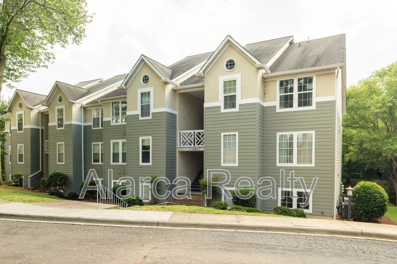 19901 Henderson Rd in Cornelius, NC - Building Photo