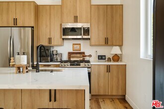 4460 W Maplewood Ave in Los Angeles, CA - Building Photo - Building Photo