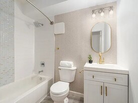 6 Renaissance Ct in Brooklyn, NY - Building Photo