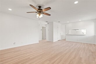 6112 Hidden Oaks St in Corpus Christi, TX - Foto de edificio - Building Photo