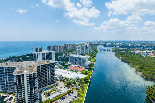 Aberdeen Arms Condominium in Highland Beach, FL - Foto de edificio - Building Photo