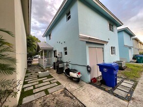 325 NW 19th Ln in Miami, FL - Foto de edificio - Building Photo