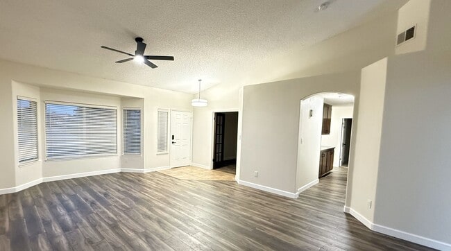 8629 White Rock Dr in Bakersfield, CA - Building Photo - Building Photo