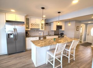 24 Logan St, Unit Unit C in Warwick, RI - Foto de edificio - Building Photo