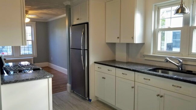 42 Phillips Rd in Nahant, MA - Foto de edificio - Building Photo