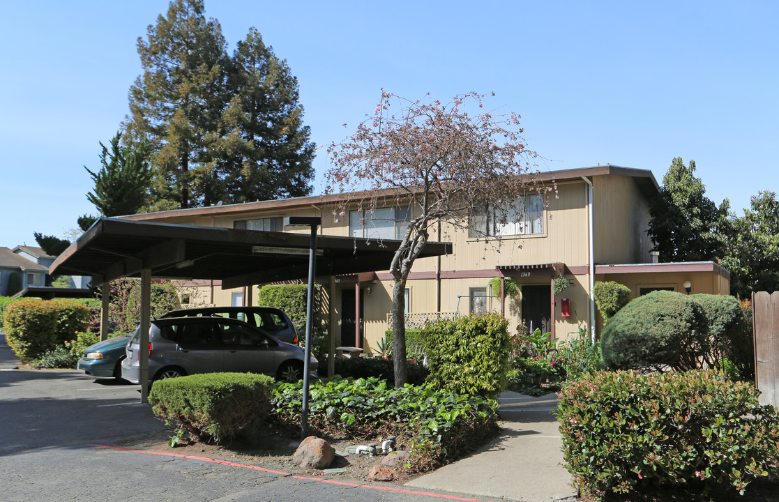 1071-1073 Mohr Ln in Concord, CA - Building Photo