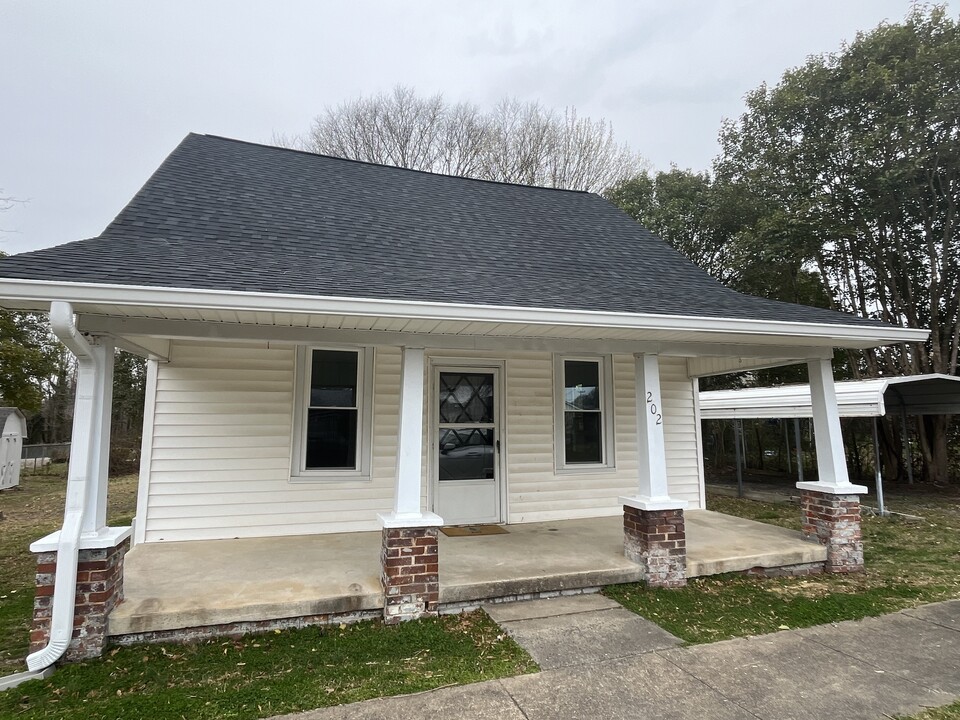 202 W 4th St in Cherryville, NC - Building Photo