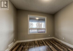 32-32 Lloyd St in Hamilton, ON - Building Photo - Building Photo