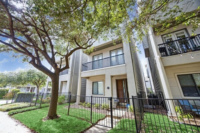 property at 627 W 8th St