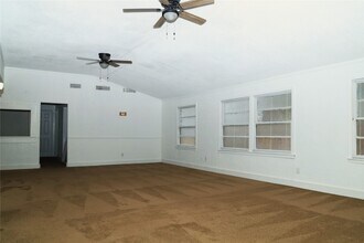 1129 N Arcola St in Angleton, TX - Building Photo - Building Photo