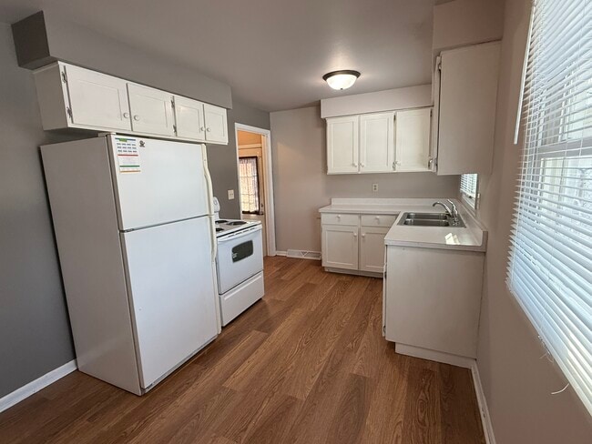 1016 Fieldcrest Dr in Menasha, WI - Building Photo - Building Photo