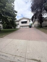 242 Carleton Dr in Saskatoon, SK - Building Photo