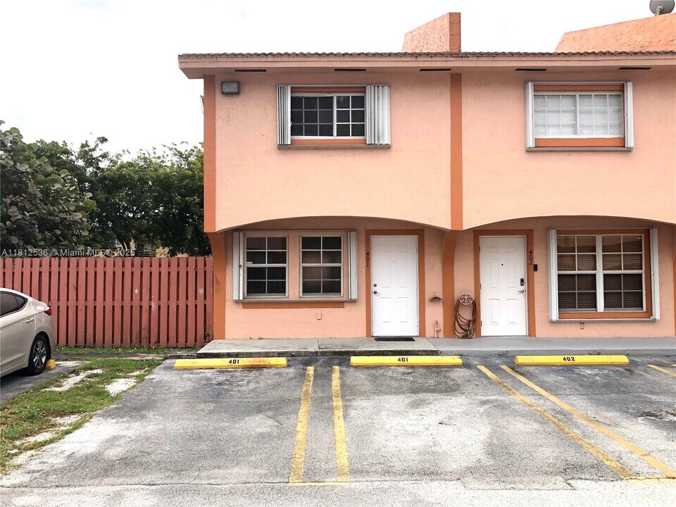 9837 W Okeechobee Rd in Hialeah, FL - Building Photo