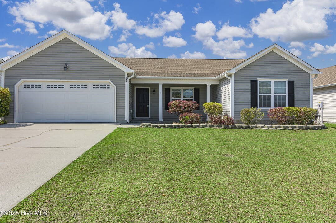 423 Amaryllis Ln in Holly Ridge, NC - Building Photo