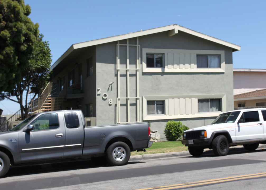 208 Huntington St in Huntington Beach, CA - Building Photo