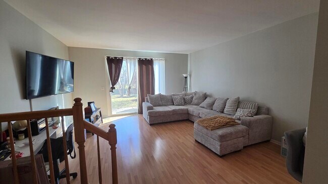 237 Camel Bend Ct in Schaumburg, IL - Building Photo - Building Photo