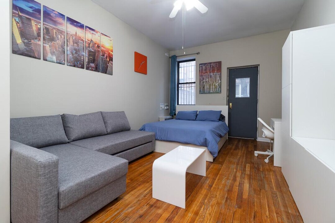 1569 1st Ave in New York, NY - Building Photo