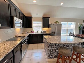 709 N Emory Cove in Hutto, TX - Foto de edificio - Building Photo